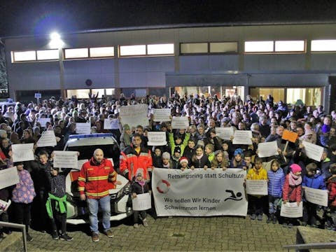 Große Solidaritätskundgebung für den Erhalt unseres Hallenbades