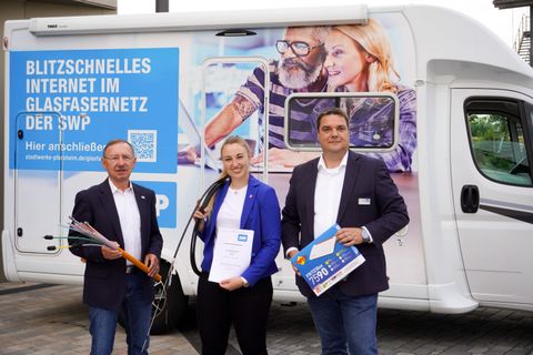 SWP-Geschäftsführer Herbert Marquard (links), Bürgermeisterin Julia Wieland und Abteilungsleiter für Breitband Kristian Kronenwetter gehen gemeinsam den Glasfaserausbau in Remchingen an.