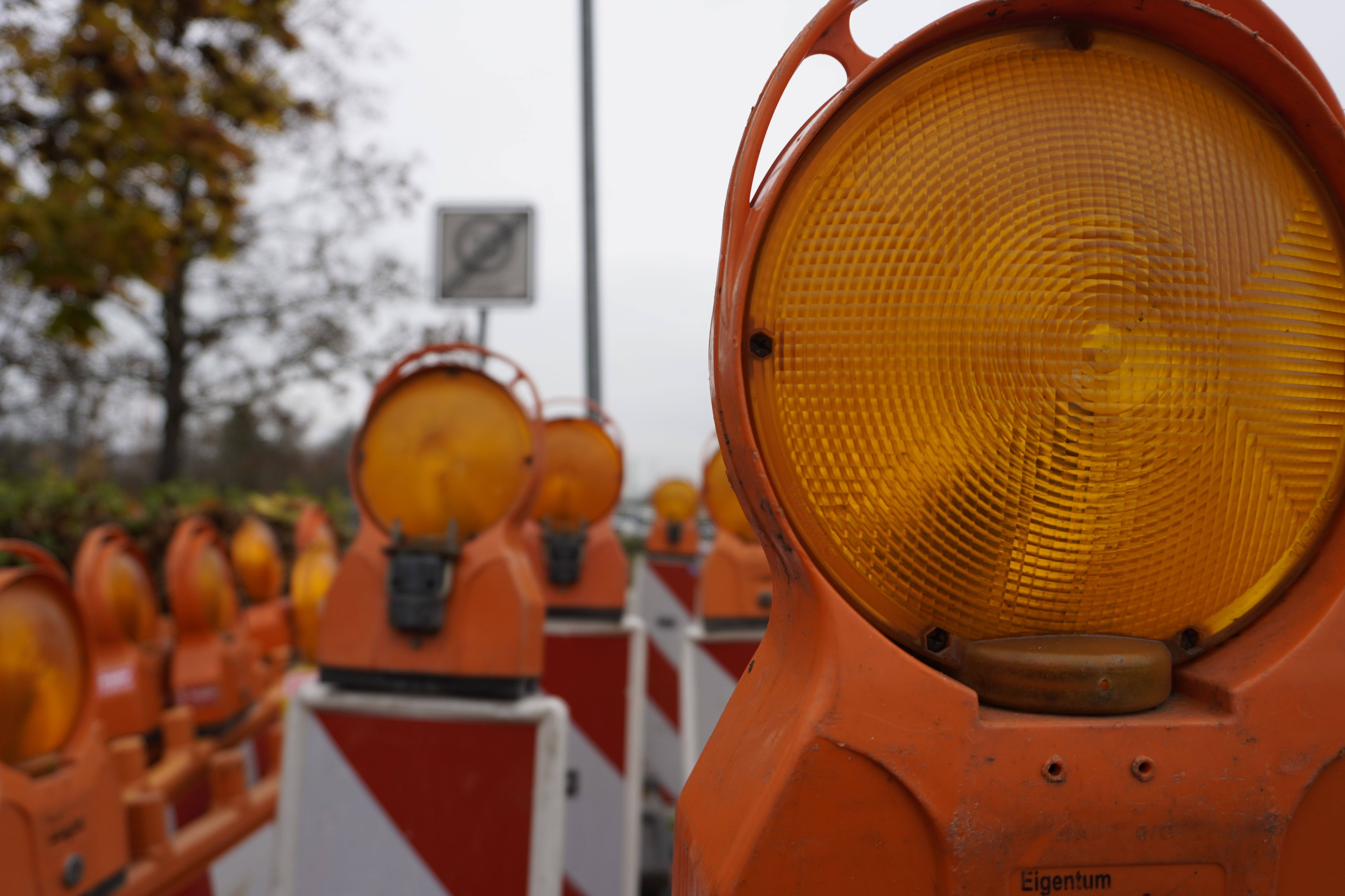 Warnleuchten vor einer Baustelle