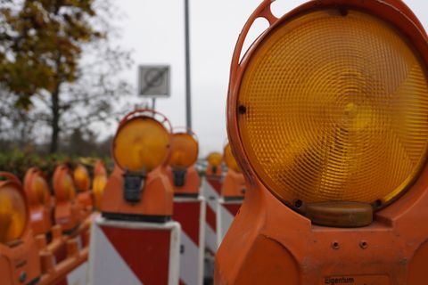 Warnleuchten vor einer Baustelle