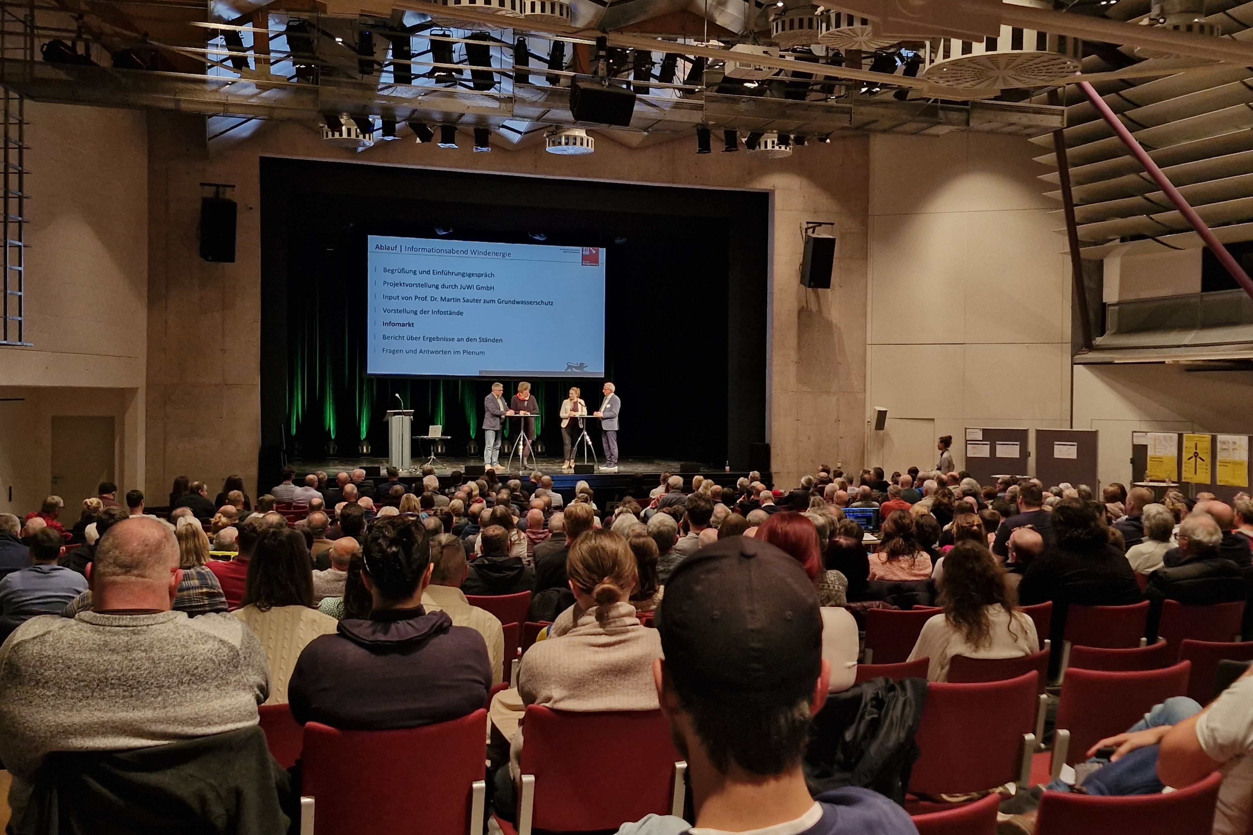 Viele Besucher bei der zweiten Infoveranstaltung zur Windkraft im Buchwald