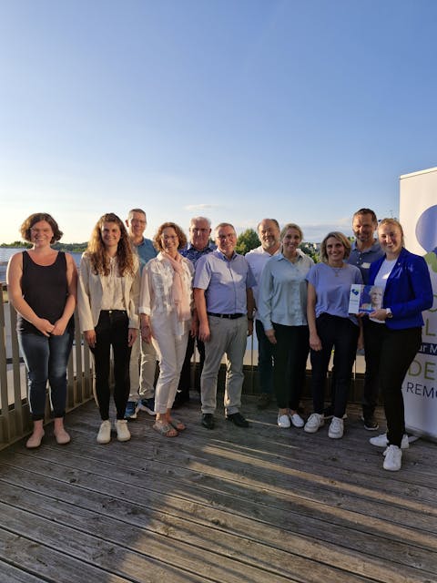 Die Mitglieder der Lokalen Allianz für Menschen mit Demenz Remchingen mit Bürgermeisterin Julia Wieland (r.) und Gestalterin Anna Brenneisen (l.)