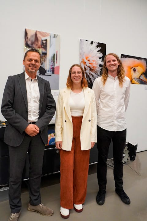 Stellvertretend für Bürgermeisterin Julia Wieland: Thomas Glavas (l.) zusammen mit den Künstlern Hanna Höll und Nico Biotto