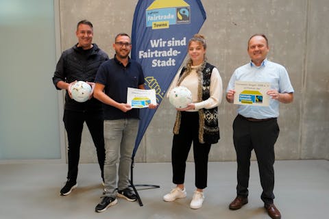 Peter Walch und Felix Höckh (v. l., Vorstände des FC Alemannia Wilferdingen) sowie Volker Bräuninger (1. Vorstand des Turnverein Singen) unterstützen die Fairtrade-Gemeinde Remchingen unter anderem mit dem Ausschank von fairem Kaffee.