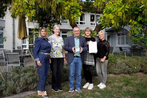 Mächtig stolz (v. l.): Pflegedienstleiterin Elena Keln, Praxisanleiterin Annette Schonert, Heimleiter Friedemann Albrecht, Prozessmanagerin Sandra Schäfer-Dennig und Pflegeexpertin Elena Streich