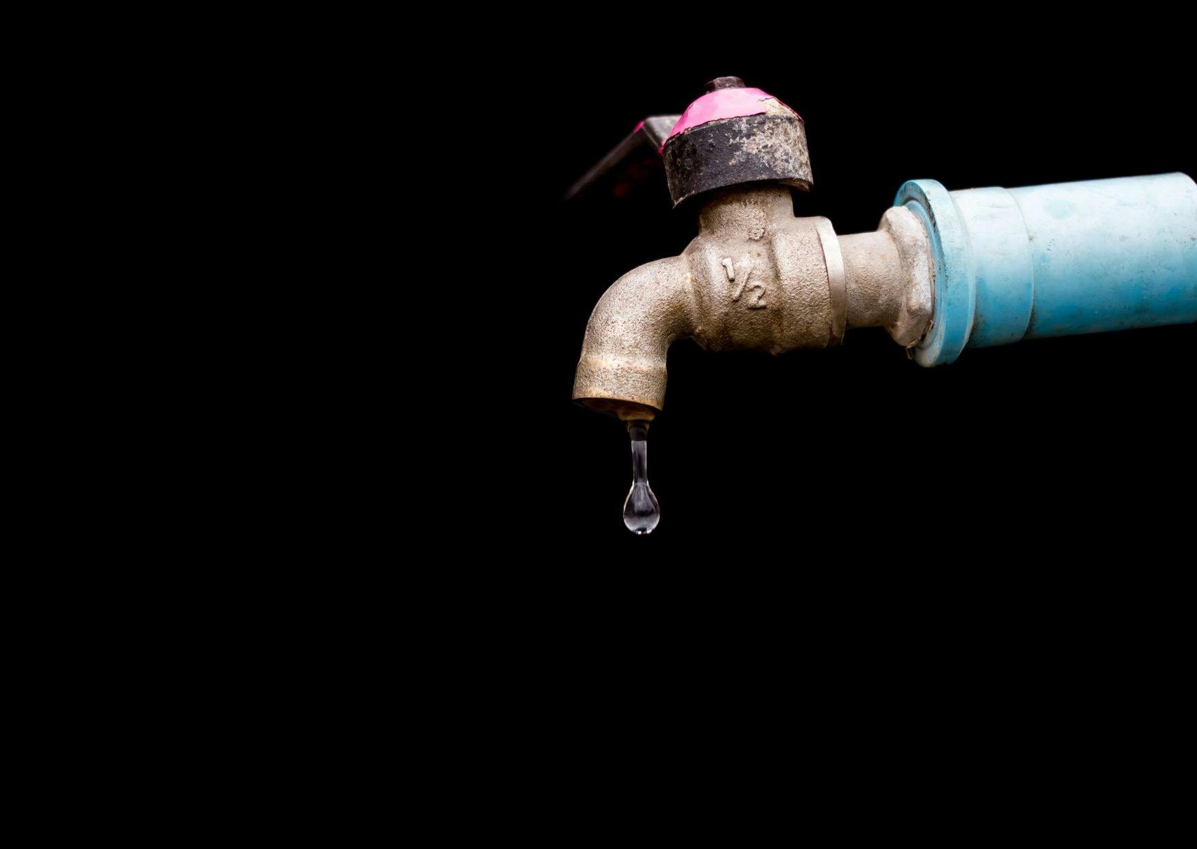 Wasserhahn, der tropft