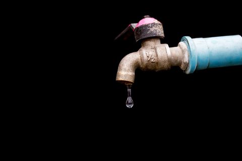 Wasserhahn, der tropft