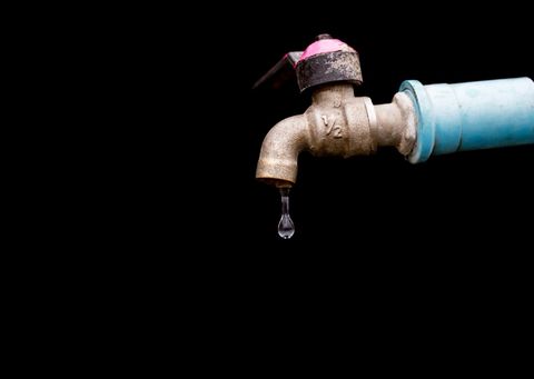Wasserhahn, der tropft