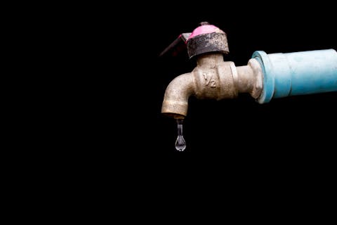Wasserhahn, der tropft