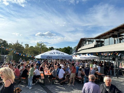 Voll besetzte Tische beim Sommerfest auf dem San-Biagio-Platani-Platz