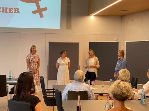 Die Gleichstellungsbeauftragten Kinga Golomb (v. l.) und Lea Niewerth, Bürgermeisterin Julia Wieland und Diversity-Expertin Anna Bakinovskaia wollen Frauen vernetzen und stärken.
