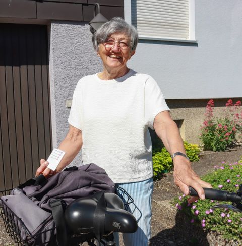 Marianne Butz hat ihre Tasche schon gepackt und ist bereit, ins Freibad zu radeln.