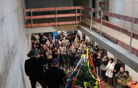 Unter Applaus der Anwesenden erhoben Martin Stoll und Nico Schönhardt von der Pforzheimer Zimmerei Stoll beim Richtspruch für den Remchinger Kinder- und Jugendcampus das Glas. Foto: Zachmann