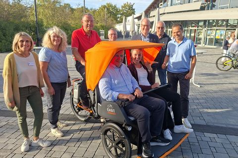 Die Rikscha enthüllten Annette Oeder (hinten v. l.), Katrin Bauer, Roland Weiss, Friedemann Albrecht, Michael Wangner, Volker Völkle und Tomislav Glavas. Karl-Heinz Stengel und Bürgermeisterin Julia Wieland durften als Erste mitfahren.
