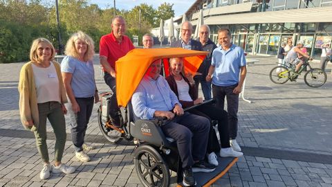 Die Rikscha enthüllten Annette Oeder (hinten v. l.), Katrin Bauer, Roland Weiss, Friedemann Albrecht, Michael Wangner, Volker Völkle und Tomislav Glavas. Karl-Heinz Stengel und Bürgermeisterin Julia Wieland durften als Erste mitfahren.