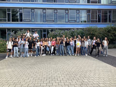 Die achten Klassen der Realschule und des Gymnasiums besuchen sich gegenseitig - hier vor dem Gymnasium.