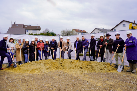 Bürgermeisterin Julia Wieland (Mitte) hat die Baustelle mit zahlreichen Beteiligten eröffnet