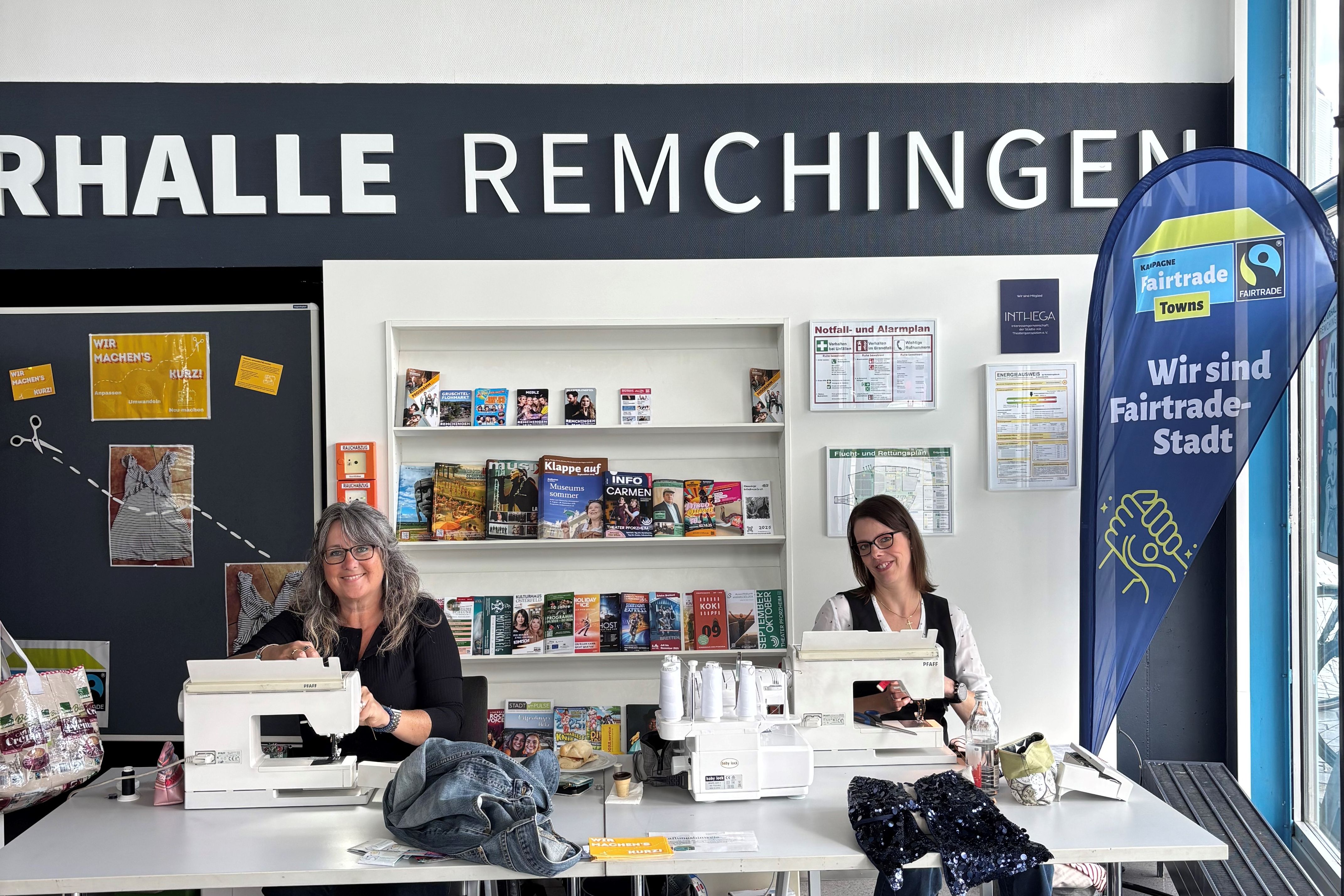 Die beiden fleißigen Näherinnen am Fairtrade-Stand