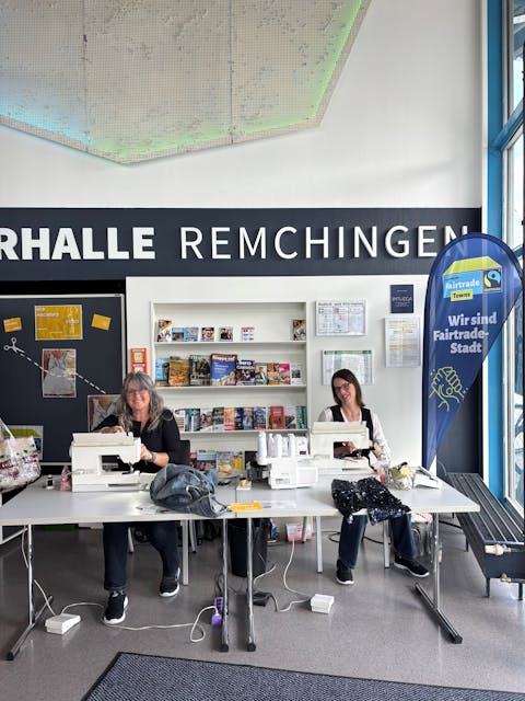 Die beiden fleißigen Näherinnen am Fairtrade-Stand