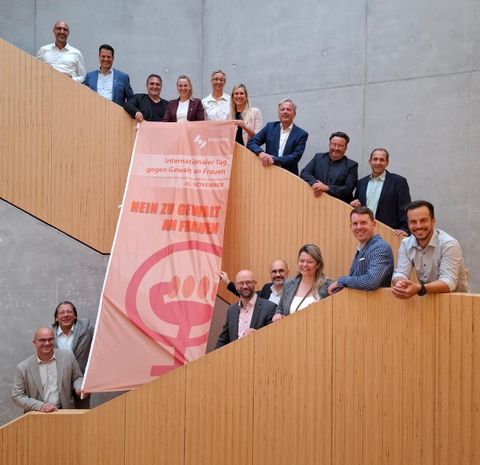 Die Gleichstellungsbeauftragte des Enzkreises, Kinga Golomb (obere Reihe, Fünfte von links) präsentiert mit vielen Bürgermeisterinnen und Bürgermeistern der Kommunen im Enzkreis die Anti-Gewalt-Fahne.