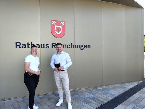 Bürgermeisterin Julia Wieland und Landtagskandidat Nico Gunzelmann vor dem Remchinger Rathaus.