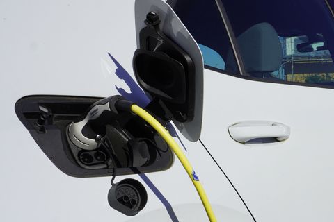 Auto lädt an der Ladesäule