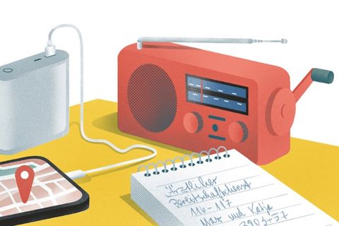 Über ein Handy, das mit einer Powerbank lädt, bis zum Kurbelradio: Bleiben Sie im Ernstfall informiert.