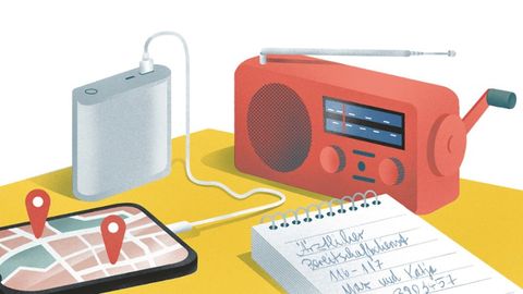 Über ein Handy, das mit einer Powerbank lädt, bis zum Kurbelradio: Bleiben Sie im Ernstfall informiert.