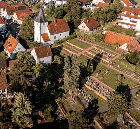 Friedhof in Nöttingen aus der Vogelperspektive