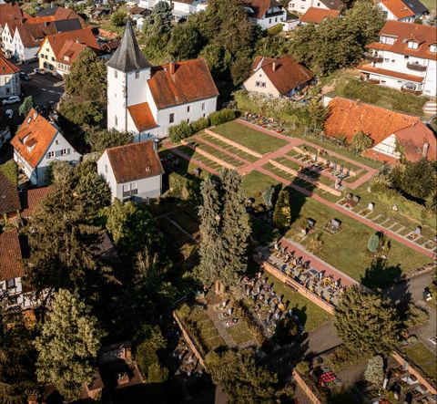 Friedhof in Nöttingen aus der Vogelperspektive