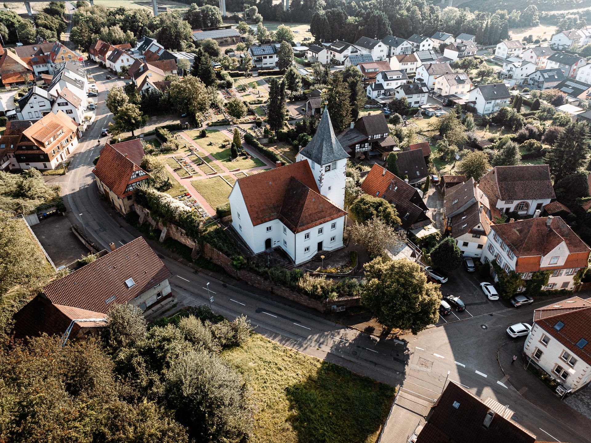 Evangelische Kirche in Nöttingen aus der Vogelperspektive; (c) Gemeinde Remchingen; Felix Buderer