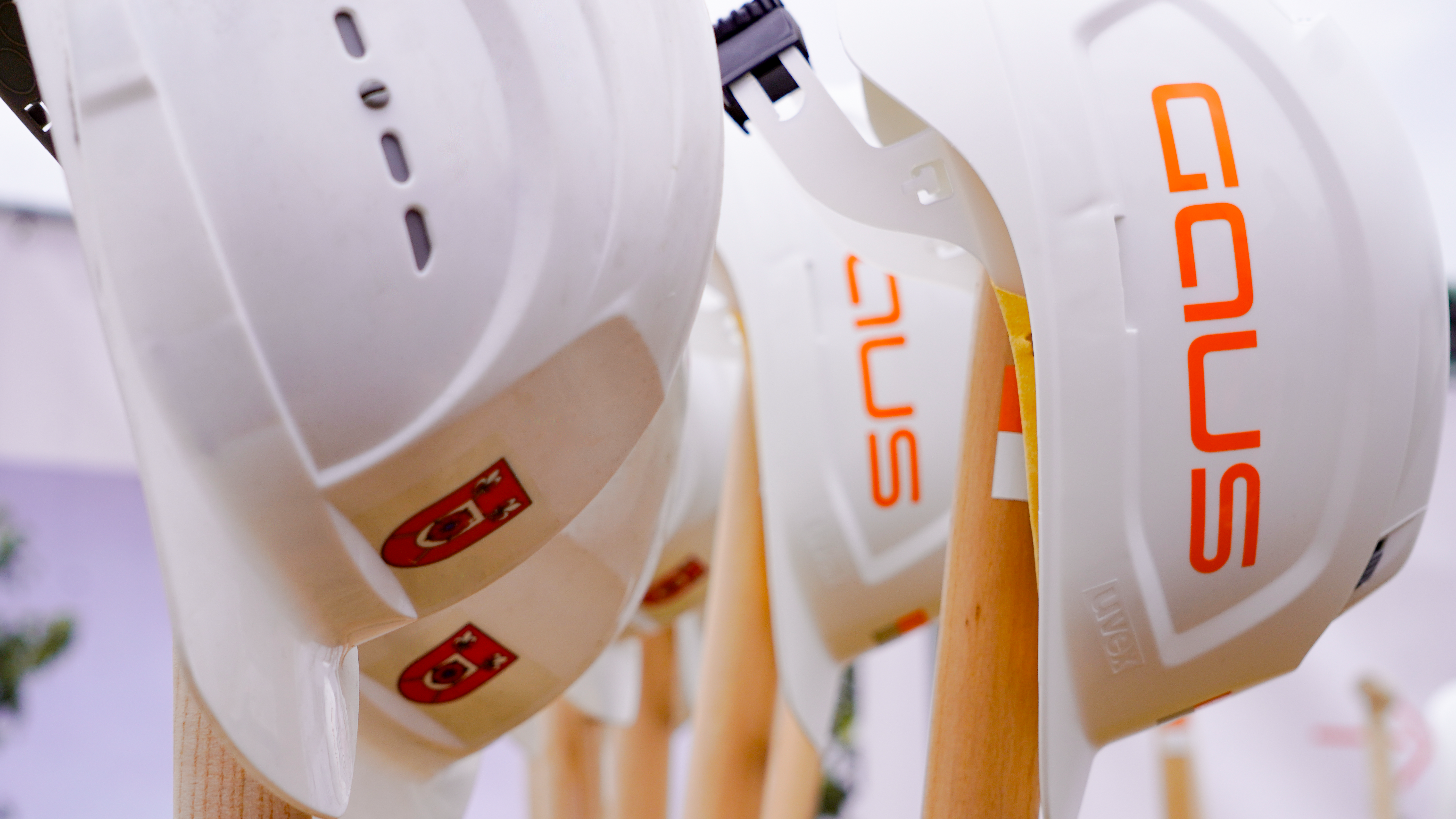 Bauhelme der Gemeinde Remchingen und der Architekten beim Spatenstich