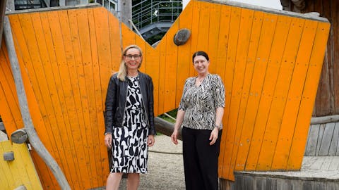 Die Schulsozialarbeiterin Julia Reinhard (l.) und die Kinder- und Jugendbeauftragte Michaela Ungerer sind stolz auf das Remchinger Kinder-, Jugend- und Familienbüro