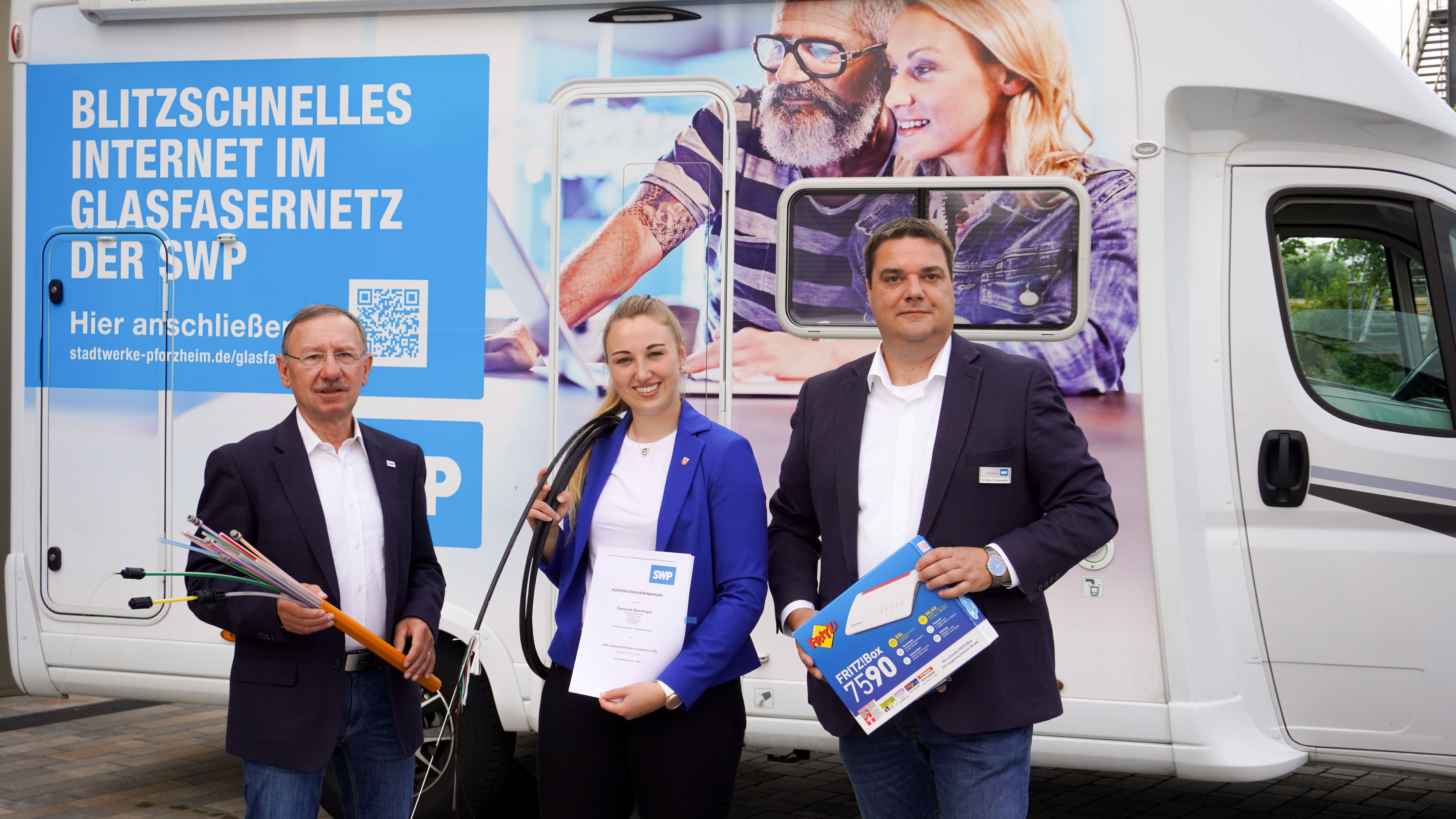 Vertragsunterzeichnung für den Glasdaserausbau