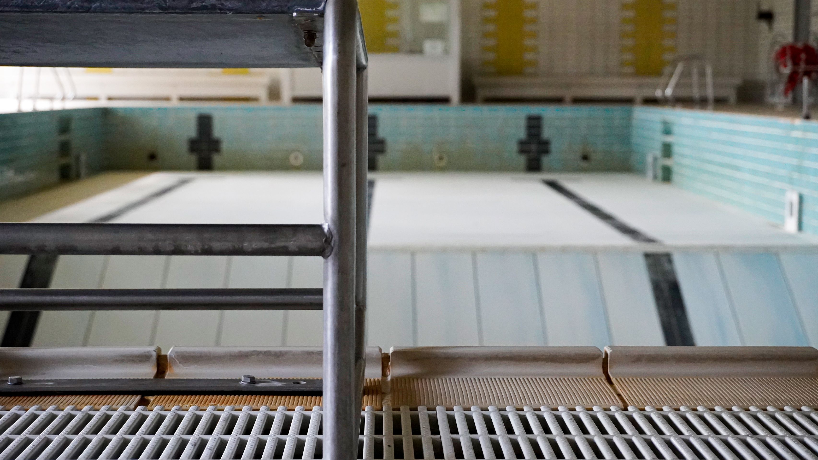 Ein letzter Blick ins leere Schwimmbecken vor dem Abriss