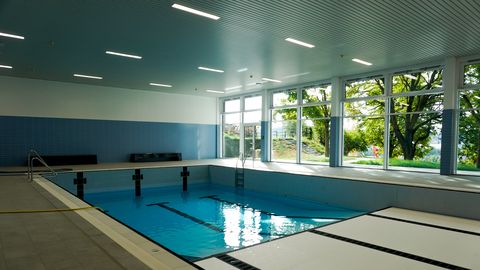 Becken im Hallenbad