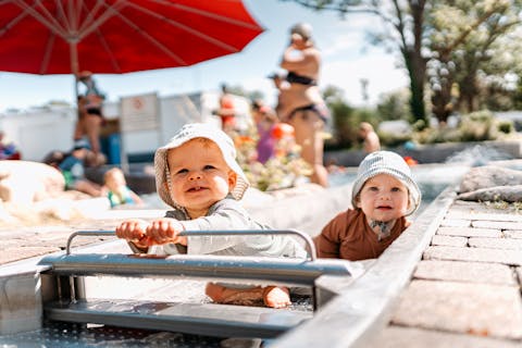 Kinder im Babybecken im Freibad