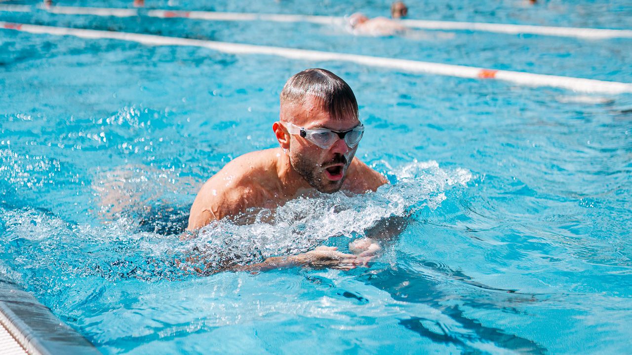 Schwimmer im Schwimmerbecken