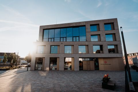 Rathaus vom San-Biagio-Platani-Platz aus