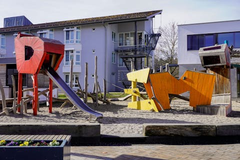 Buchstabenspielplatz vor dem Rathaus