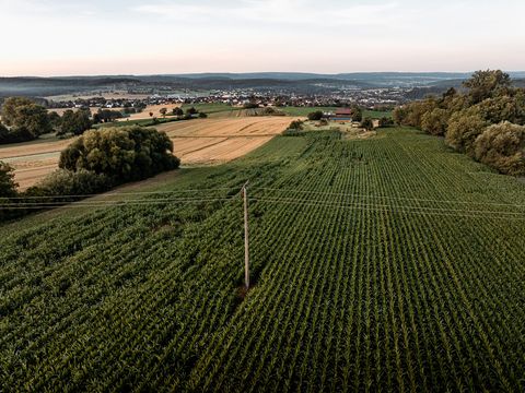 Mast auf offenem Feld