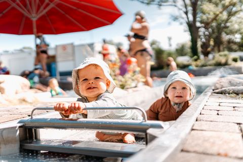 Kinder im Babybecken im Freibad