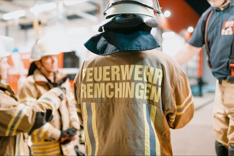 Feuerwehrmann von hinten