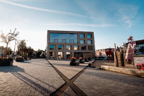 Rathausplatz mit Rathaus