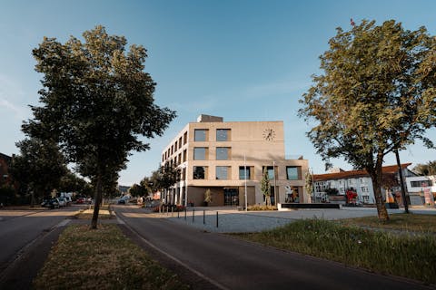 Rathaus von der Straße aus