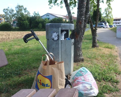 Mülltonne mit viel Müll